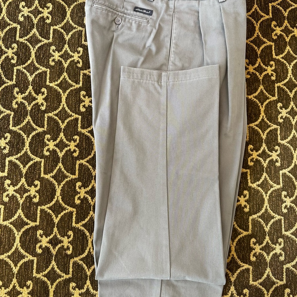 Eddie Bauer mens pleated chino style pants in light gray color size 36Wx35L.